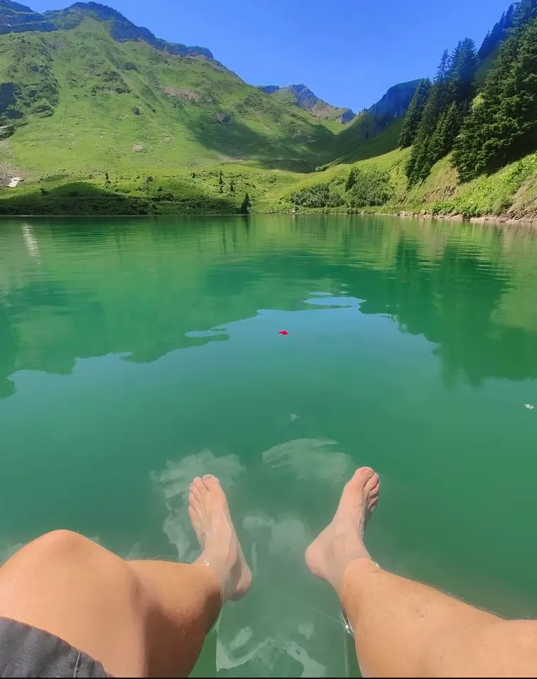 Lac de montagne aux eaux vertes entouré de sommets