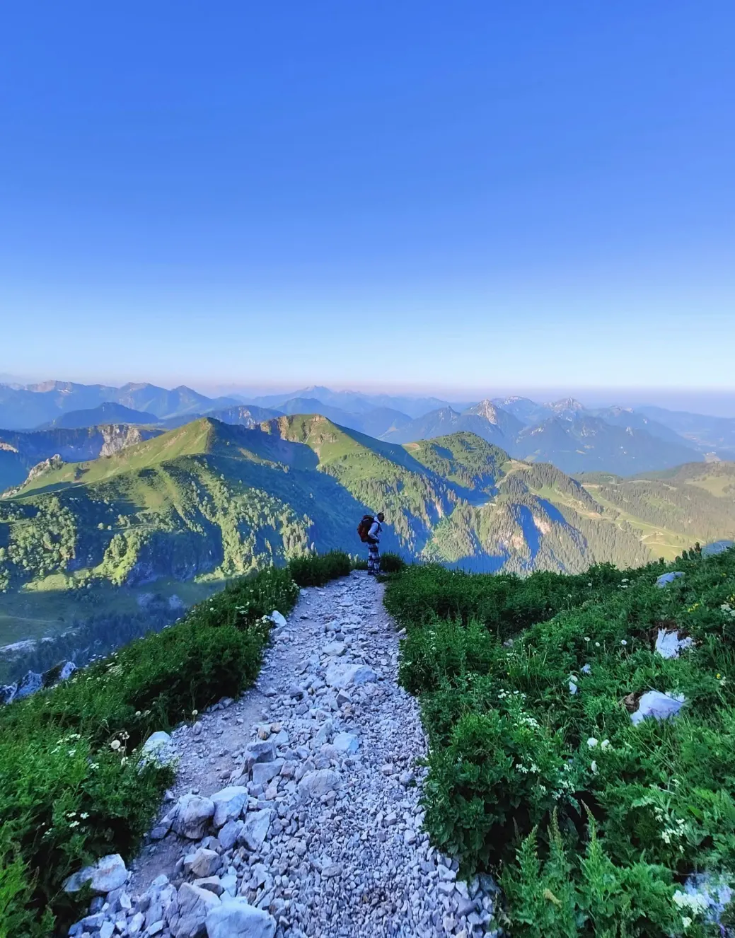 Sentier rocheux ouvert sur les montagnes