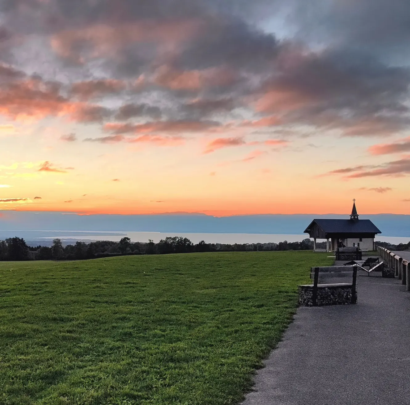 Coucher de soleil au-dessus d'un lac et d'une petite chapelle