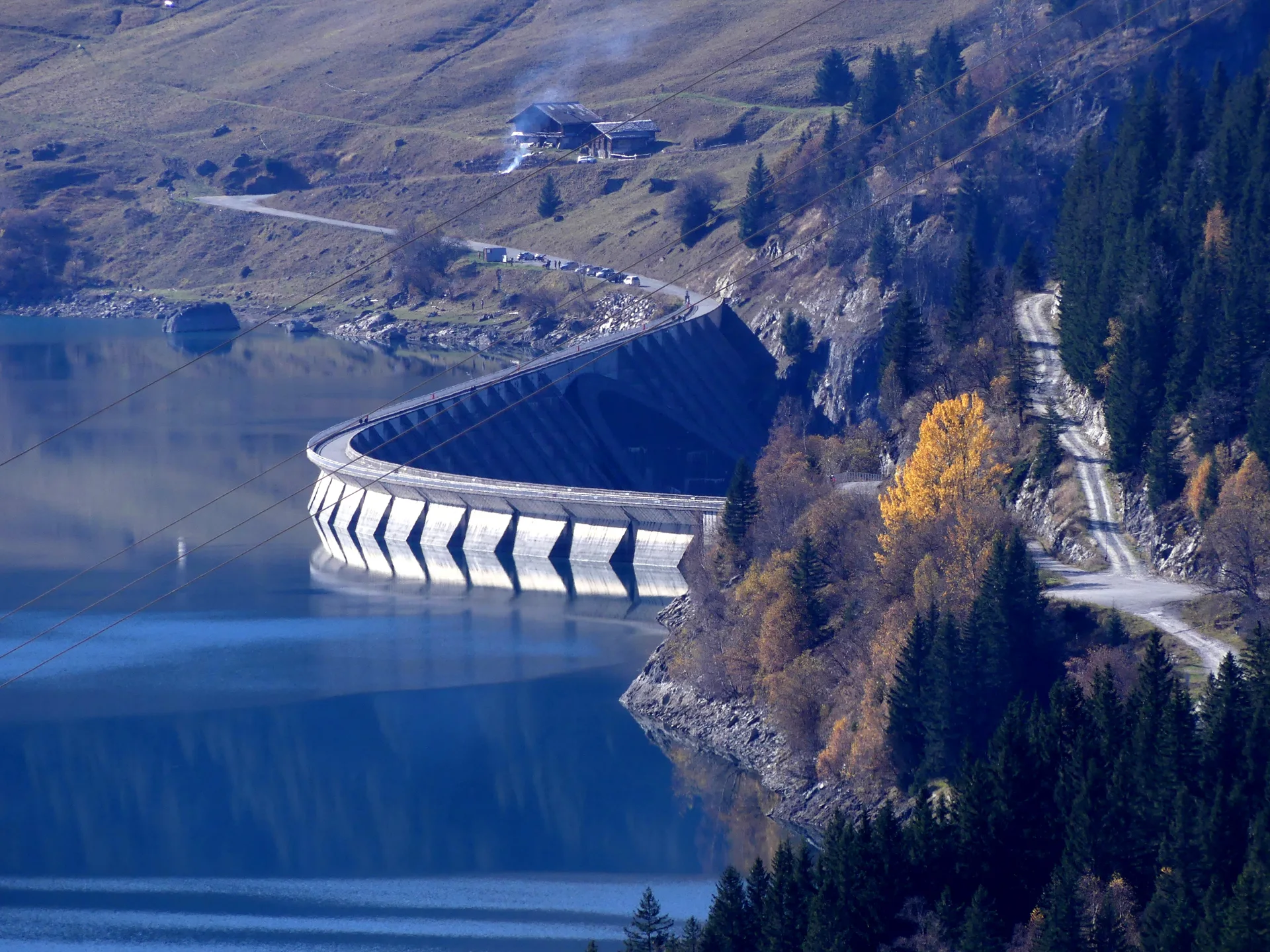 Le lac et le barrage de Roselend, dans le Beaufortain, à l’automne