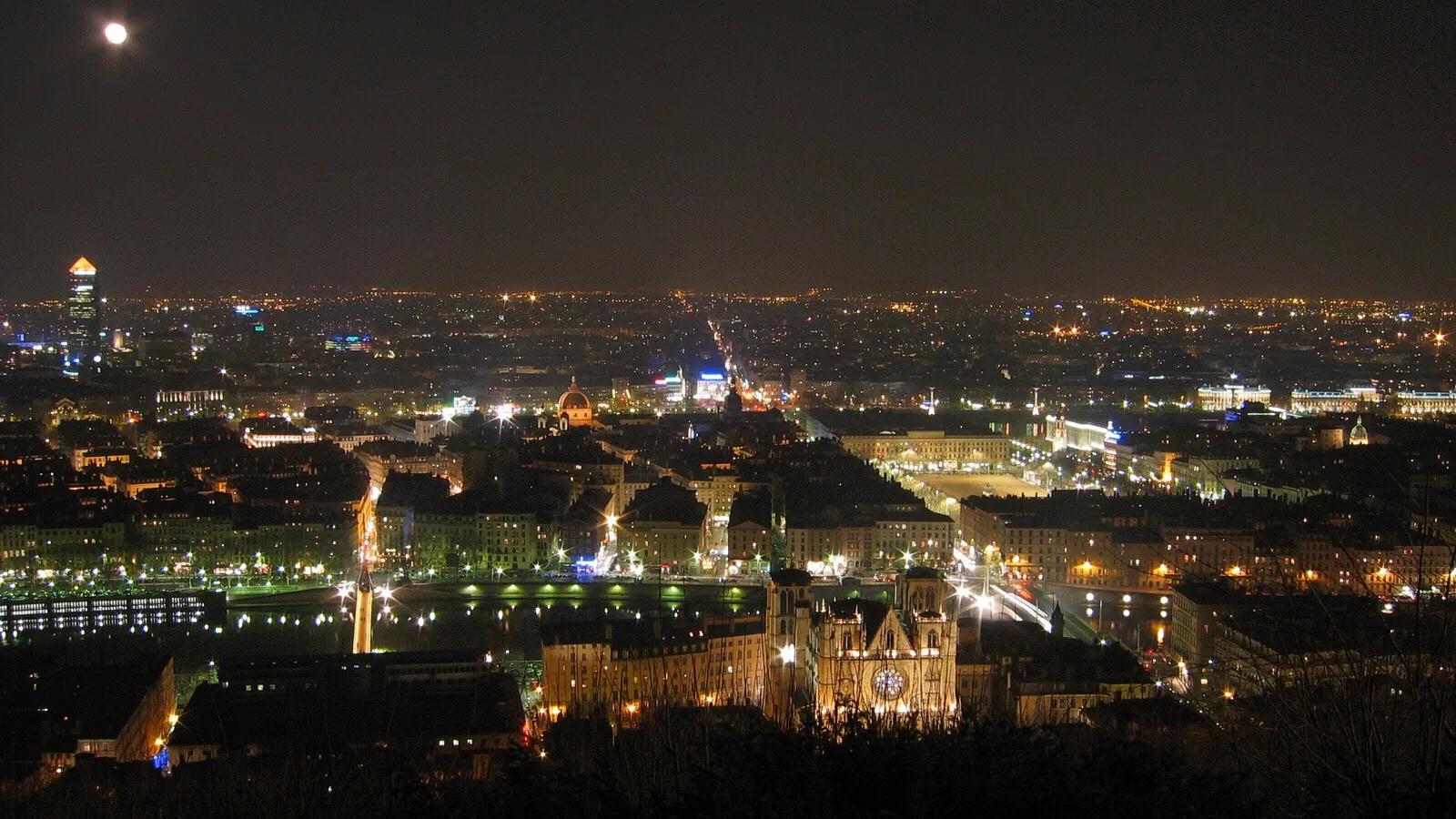 Vue nocturne de Lyon depuis Fourvière