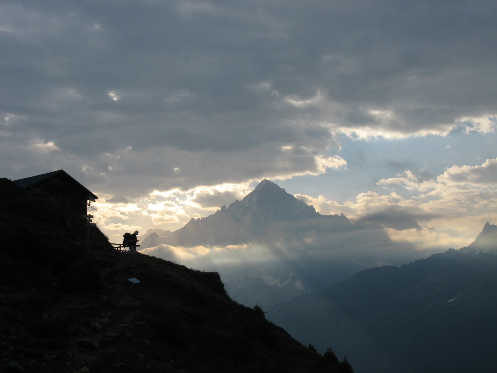 Randonneur quittant le refuge de Bel-Lachat sur le GR5