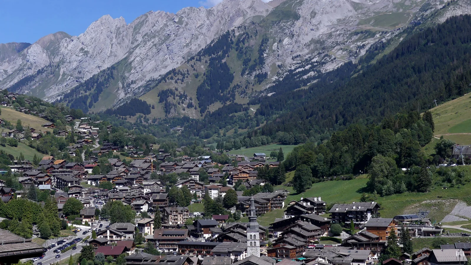 La Clusaz et la chaîne des Aravis vues depuis les hauteurs.