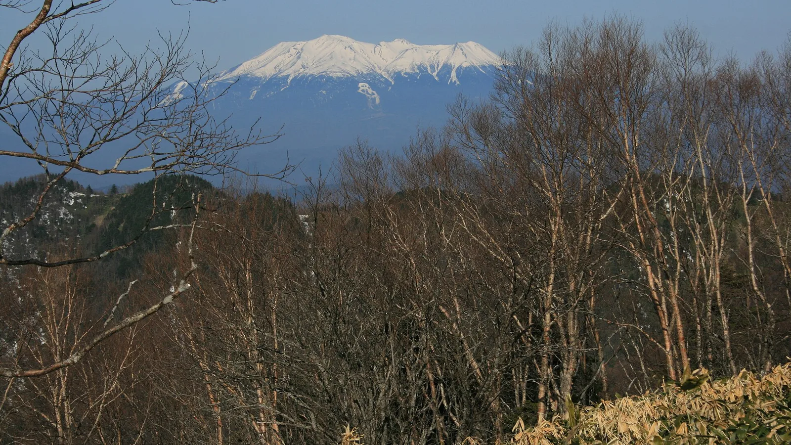 El monte Ontake visto desde el monte Kyo, macizo al pie del que se celebra OSJ ONTAKE100.