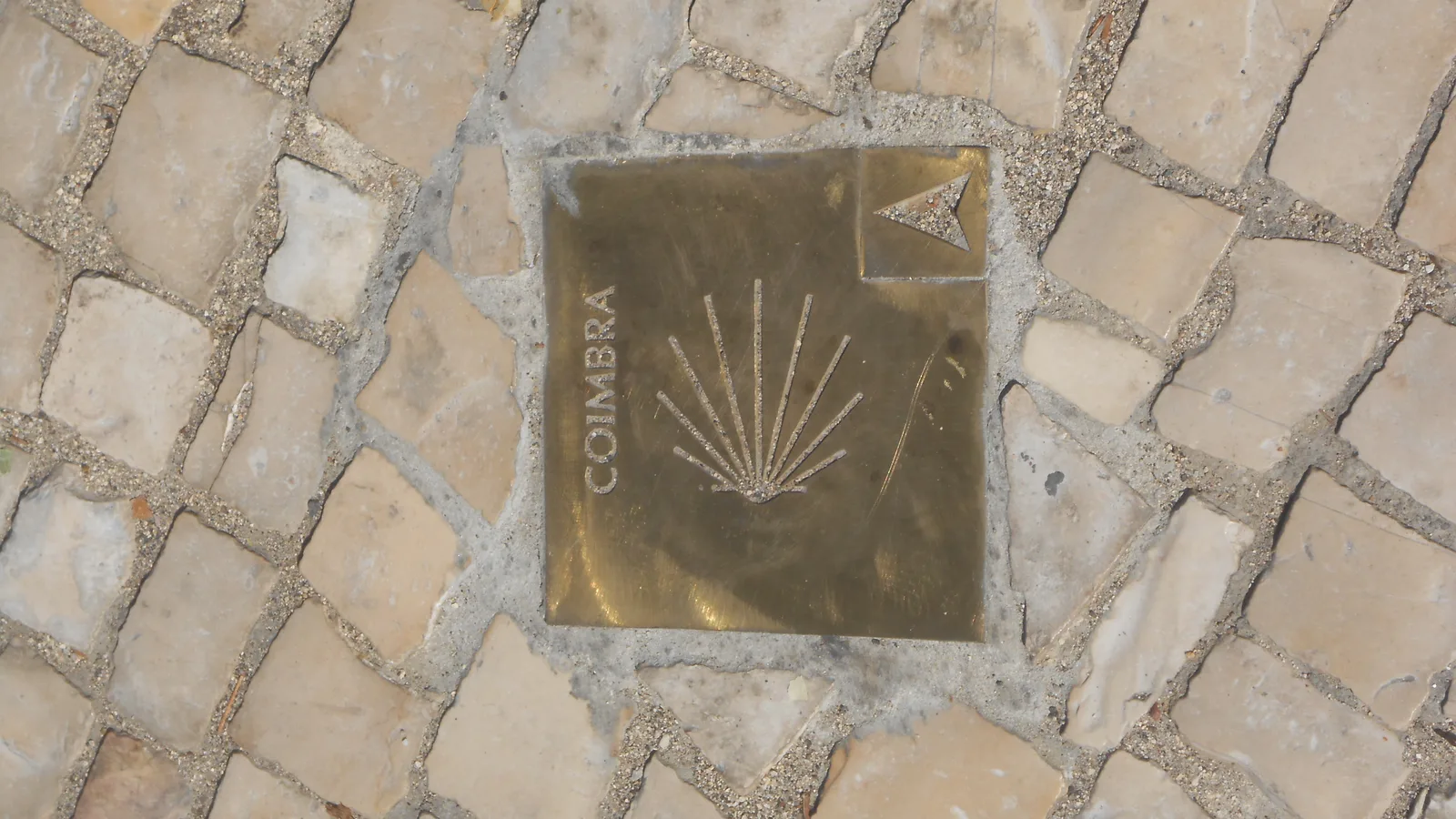 Coquille et flèche du Caminho Português sur le pont Santa Clara à Coimbra.