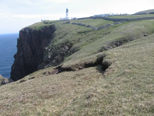 Phare du cap Wrath au bord de la falaise, arrivรฉe du Cape Wrath Trail.