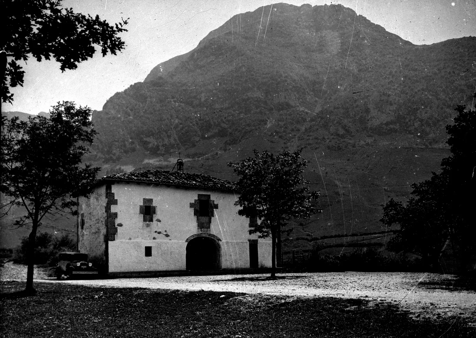 Ermitage de Larraitz devant le Txindoki, dans le massif d'Aralar, paysage du parcours Ehunmilak — pas une photo de la course