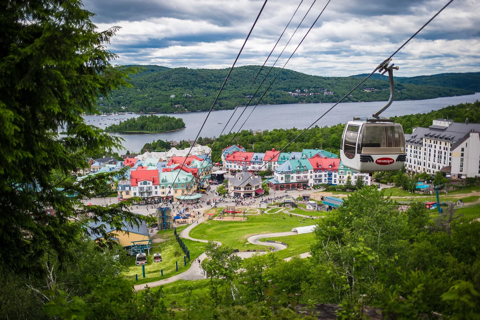 Village piรฉtonnier colorรฉ de Mont-Tremblant, dรฉpart des courses Borรฉalys