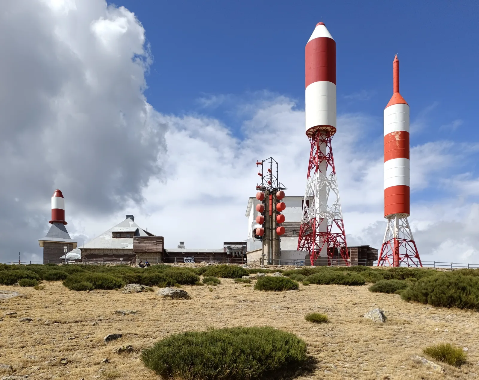 Antennes rouges et blanches de la Bola del Mundo, contrôle du Gran Trail Peñalara