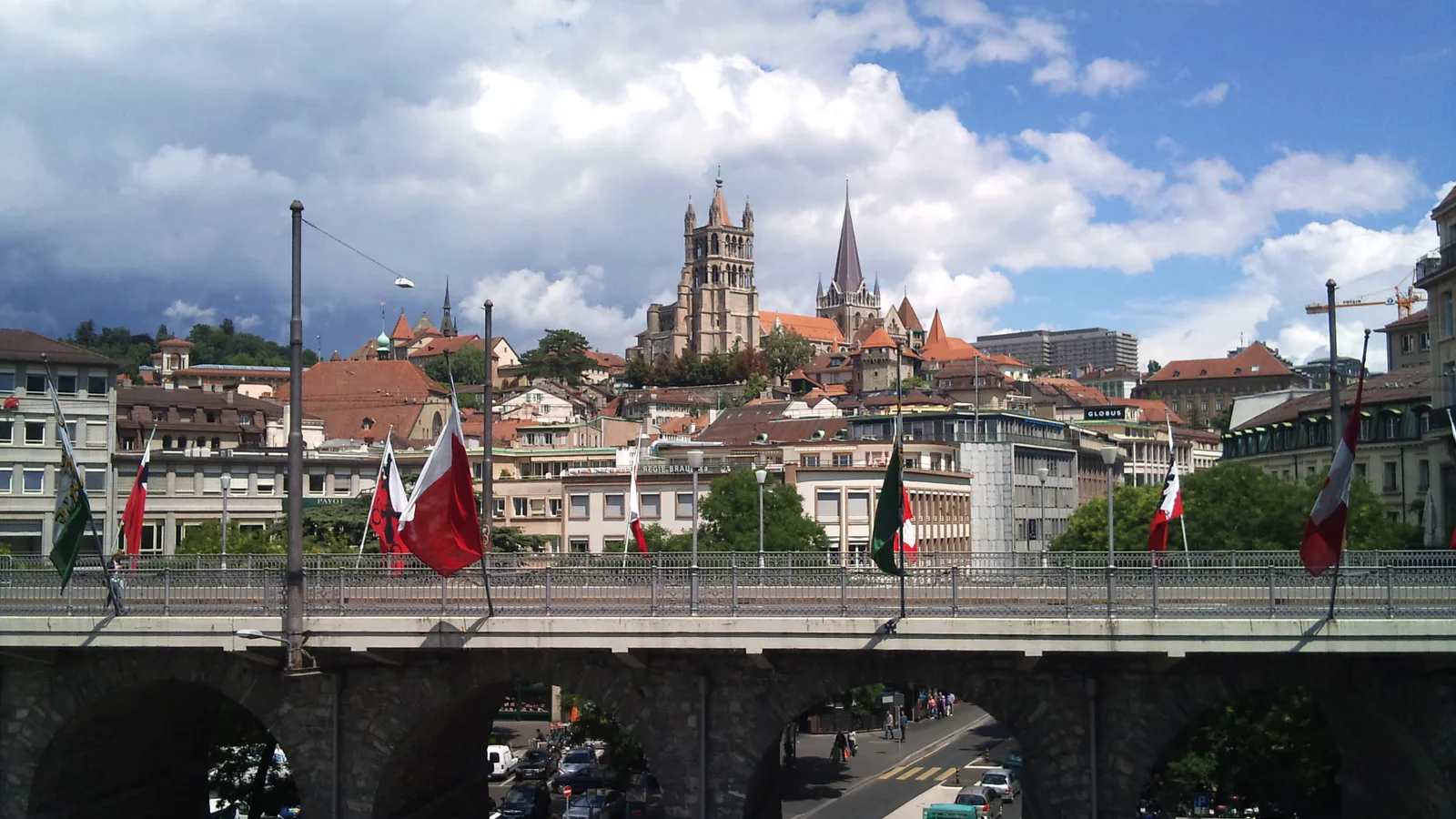 Cathédrale dominant les toits de Lausanne et les rues anciennes traversées par l’Urban Trail