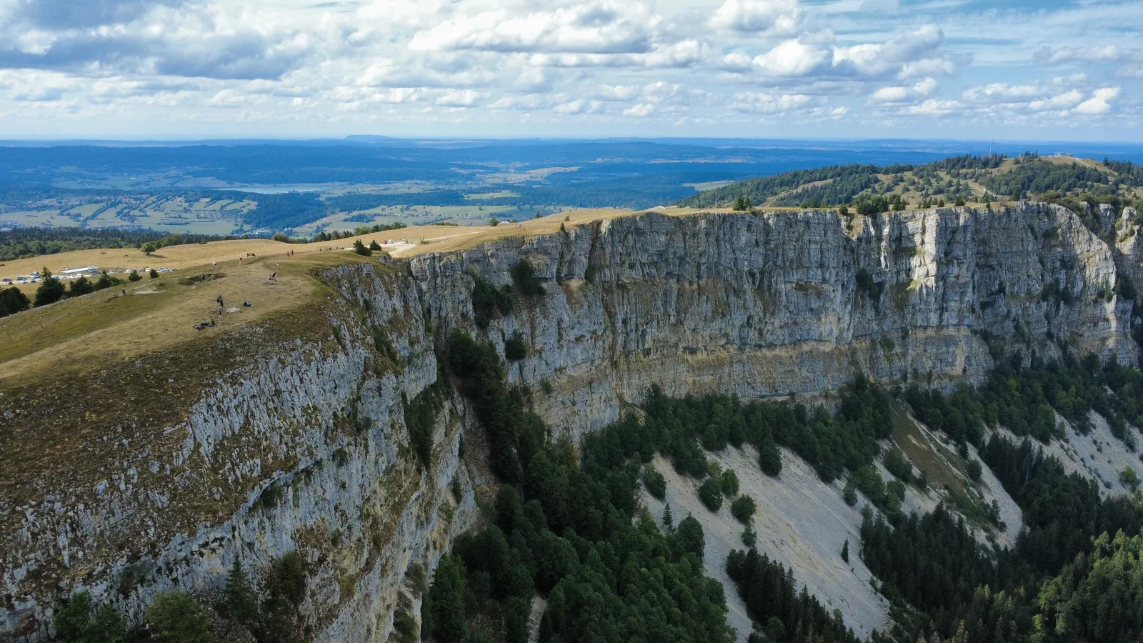 Falaises caractéristiques du mont d’Or, sommet du parcours CMM 40 km de l’UTMJ