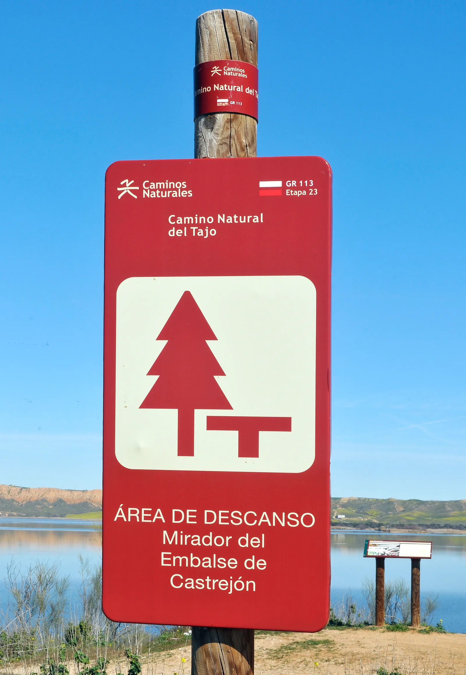 GR 113 sign beside Castrejón reservoir near Burujón