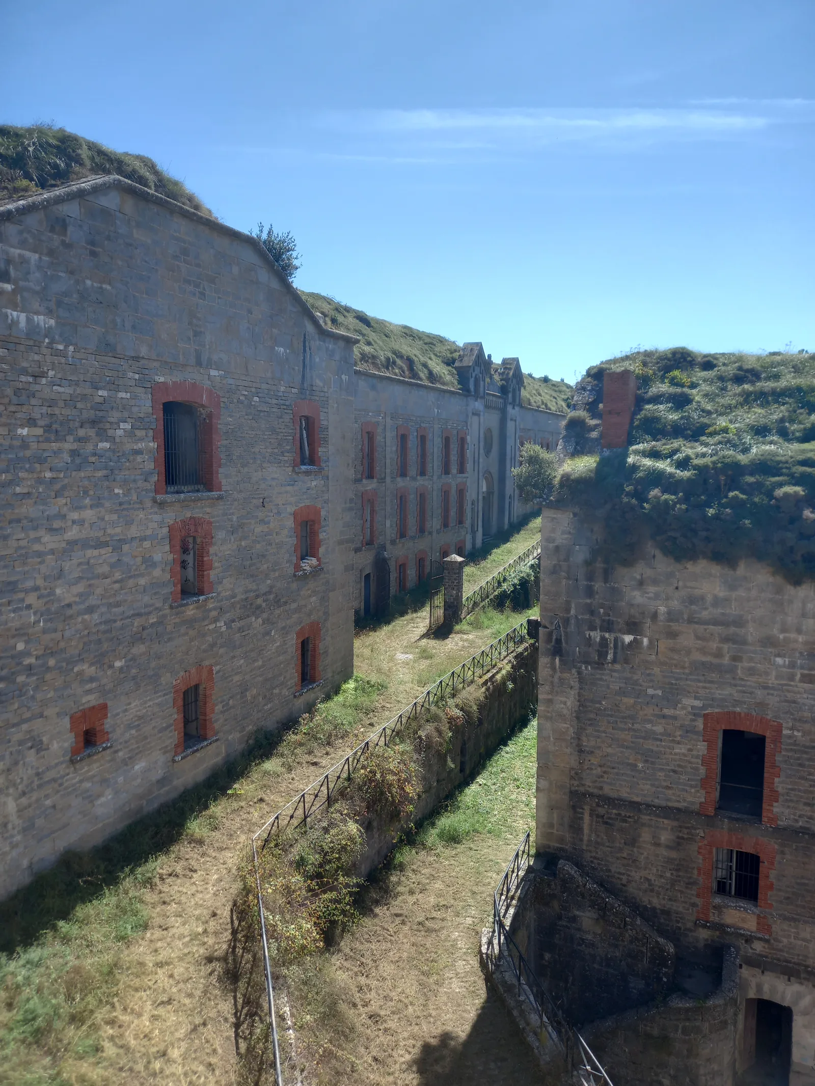 Fuerte Alfonso XII buildings at the GR 225 start