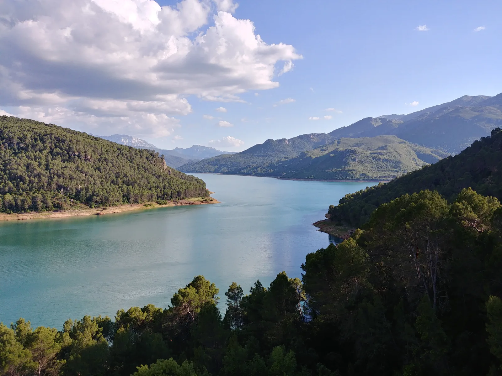 Vue sur le réservoir du Tranco depuis le sentier GR 247