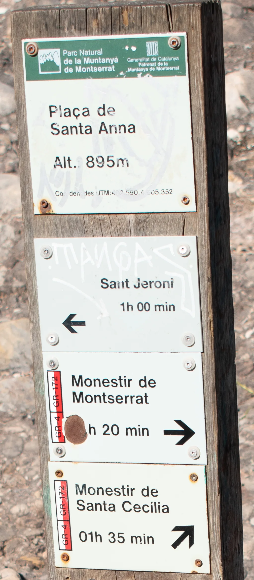 Panneaux de randonnée du GR 4 dans le parc naturel de Montserrat