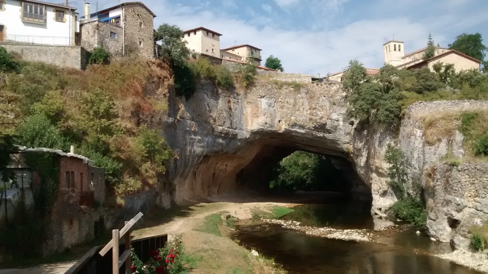 Pont naturel de Puentedey, localité d'arrivée du GR 85 Ruta de los Sentidos