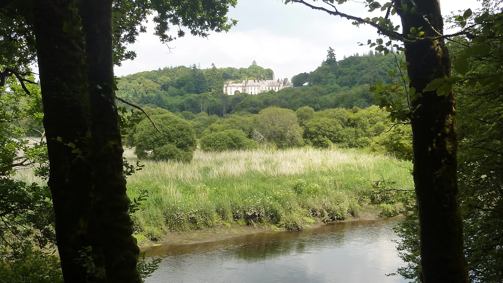 The Laïta river and Bothané château, viewed from GR 34E in Carnoët forest.