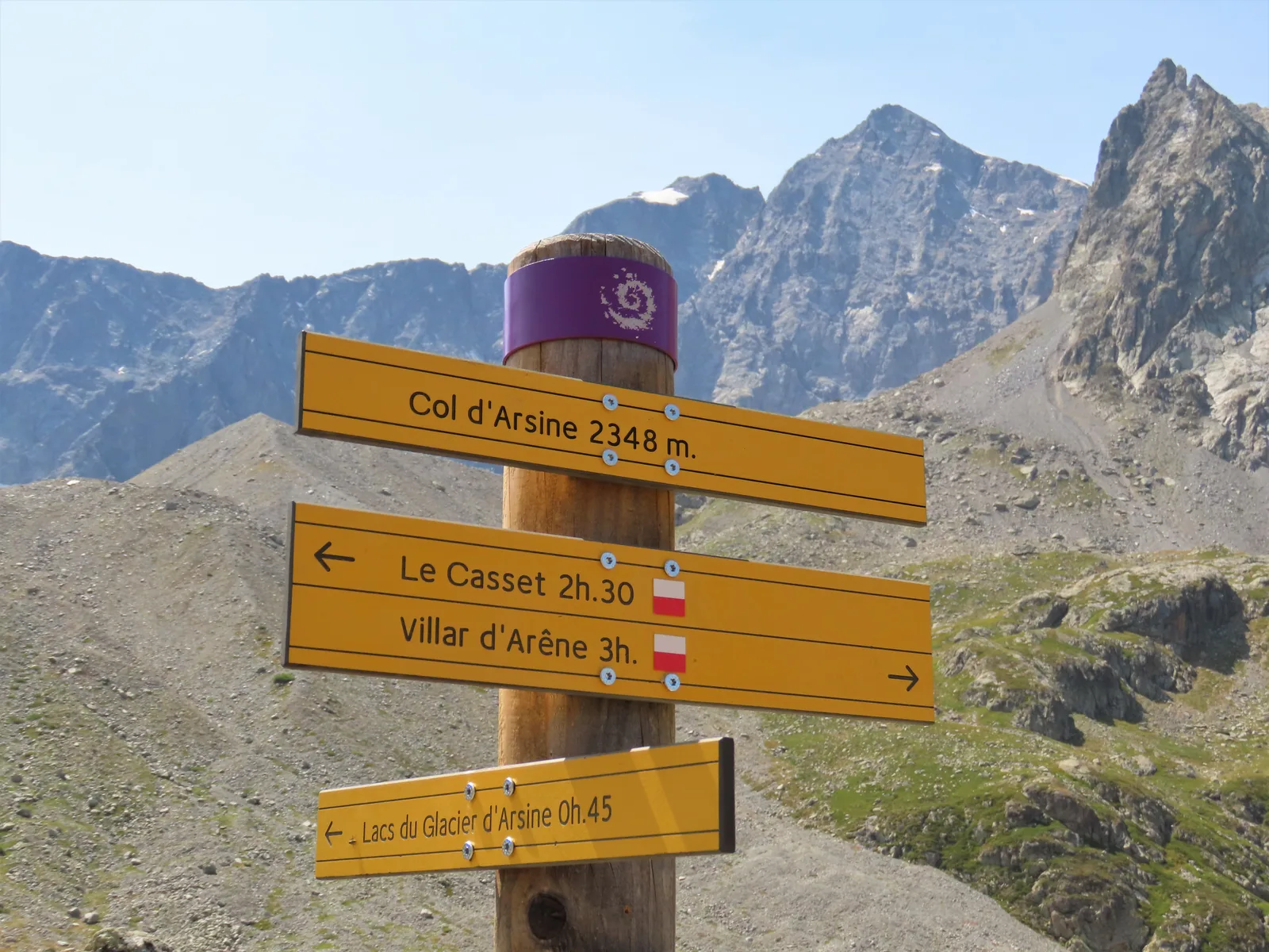 Col d’Arsine waymarker on the Écrins circuit, GR 54