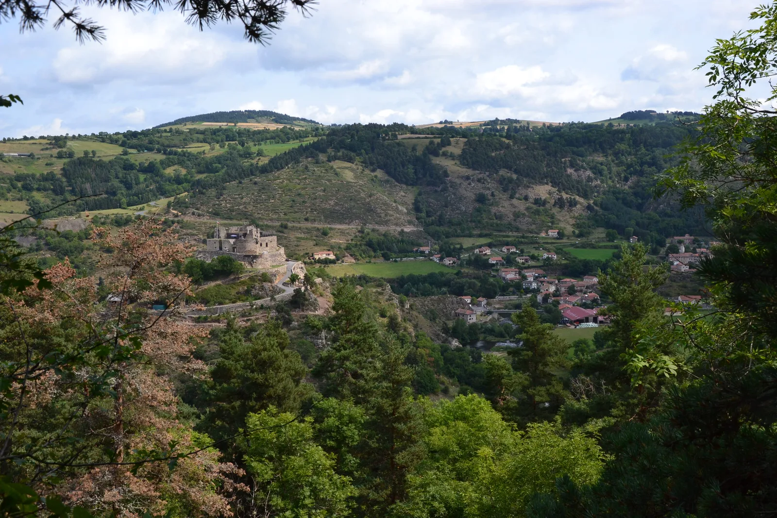 Goudet y castillo de Beaufort desde el GR 70, camino de Stevenson