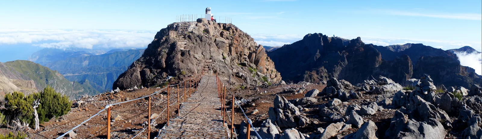 Sentier pierreux menant au sommet du Pico Ruivo à Madère