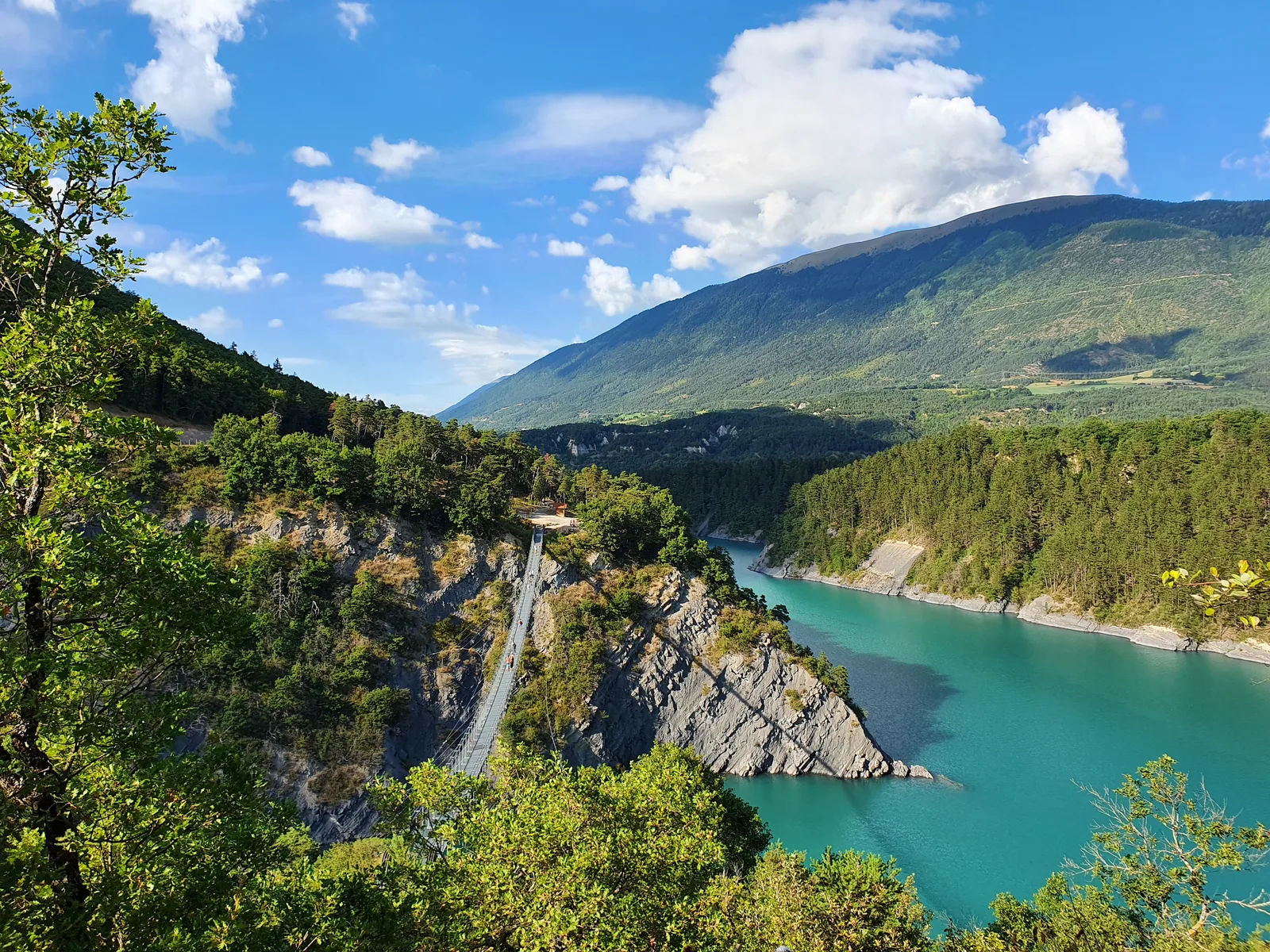 Passerelle himalayenne de l’Ébron au-dessus du lac de Monteynard