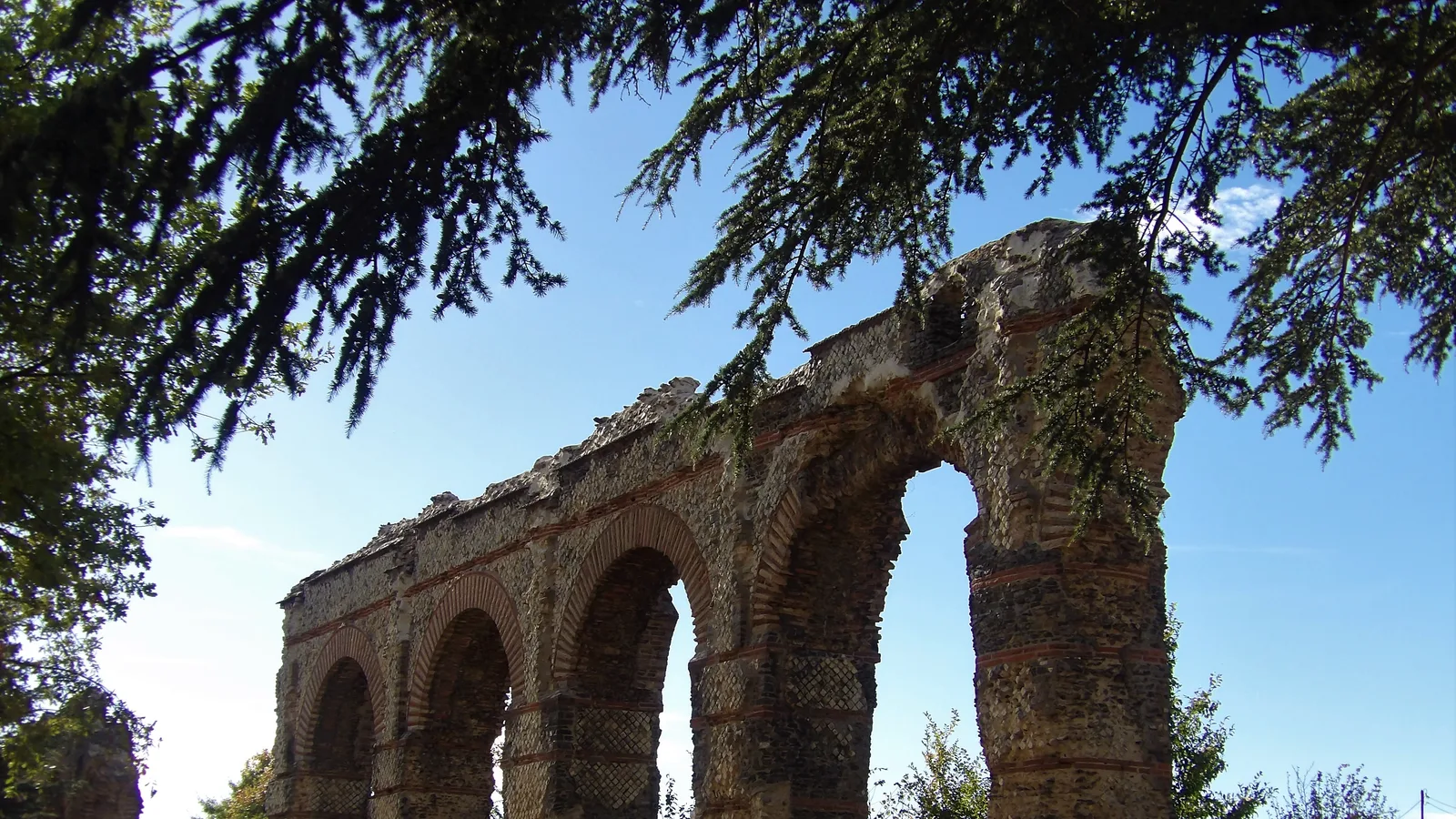 Arches of the Gier aqueduct in Chaponost, an announced SaintéLyon 2026 checkpoint locality.