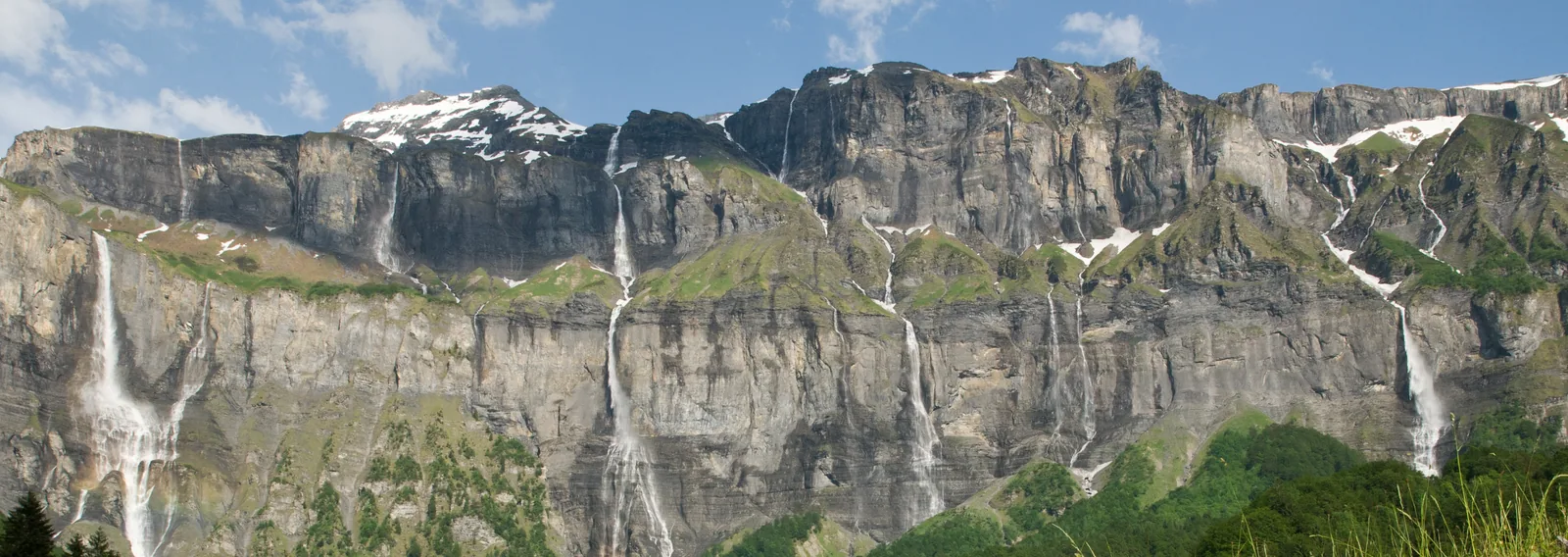 Falaises et cascades du cirque du Fer-ร -Cheval, secteur citรฉ sur un parcours de lโUltra-Trail du Haut-Giffre.
