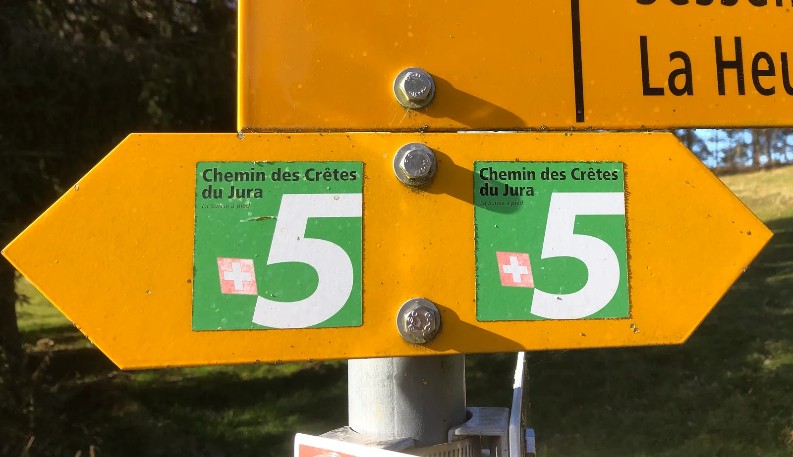 Chemin des Crรชtes du Jura signpost, SwitzerlandMobility route 5, at Les Prรฉs dโOrvin.