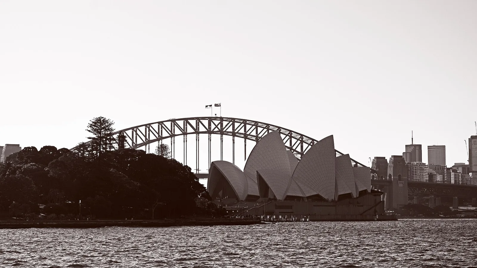 L’opéra de Sydney et le Harbour Bridge vus depuis le front de mer.