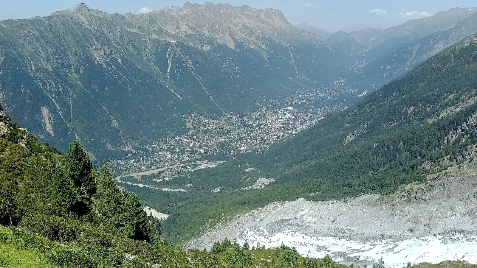 La vallée de Chamonix vue depuis le mont Corbeau, avec les Aiguilles Rouges.