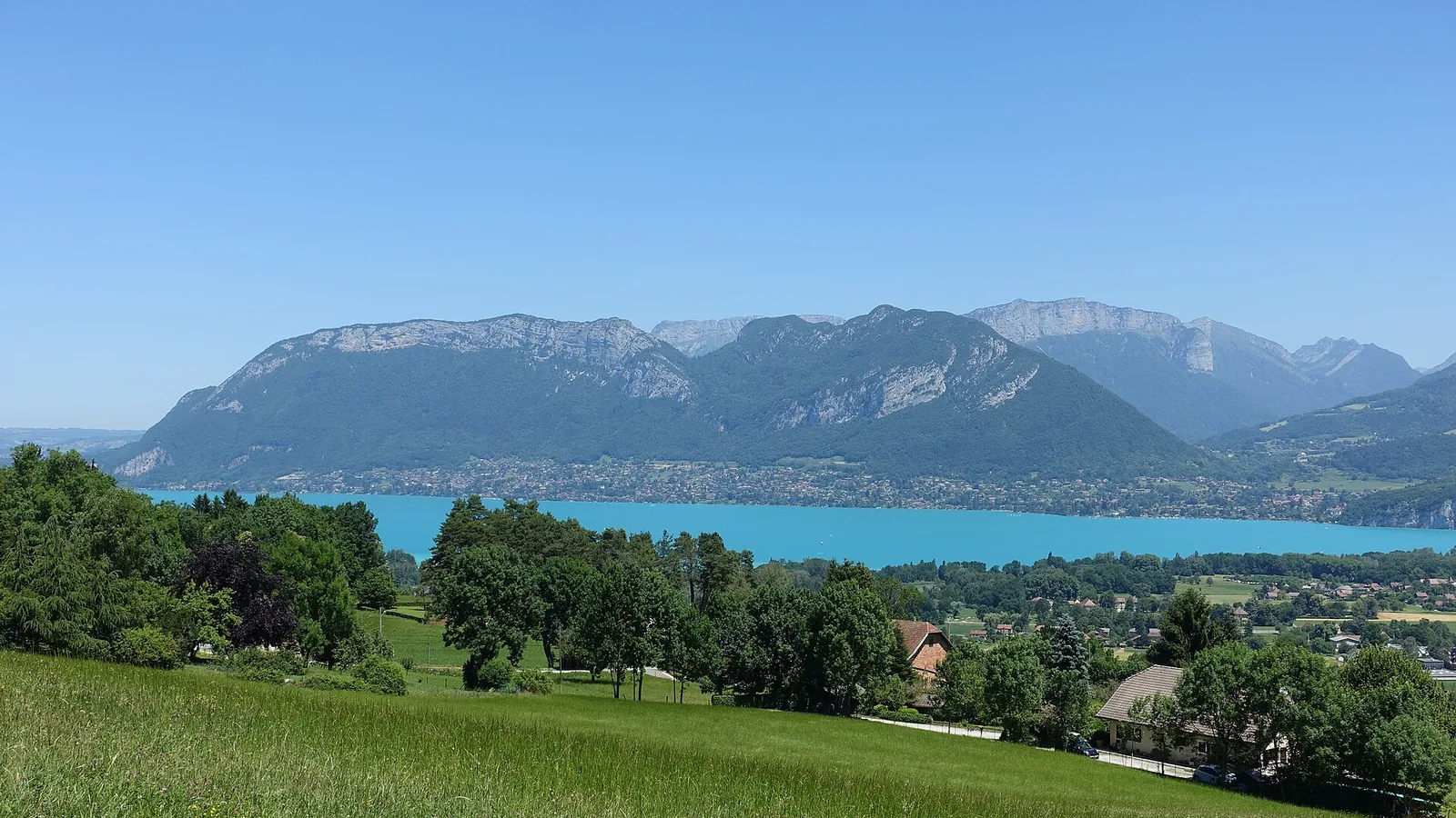 Le lac d’Annecy depuis la route du col de Leschaux, au Semnoz.
