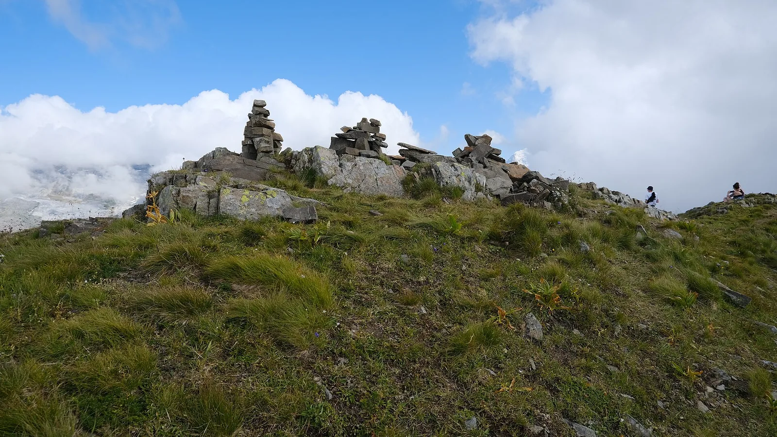 Un cairn au sommet des Châteaux de Cran, dans le désert de Platé.