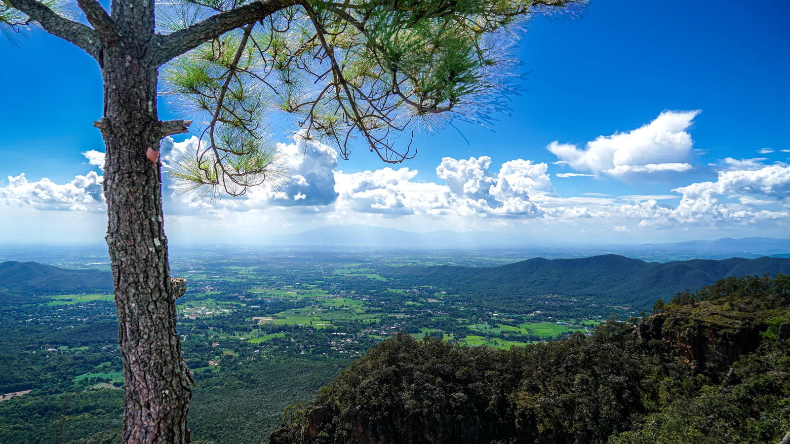 Vue sur les montagnes et la vallée depuis Doi Nang Mo, à Chiang Mai