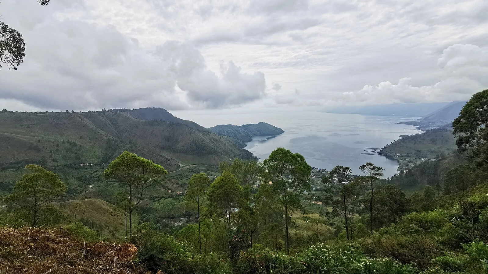 Vue sur le lac Toba depuis Sapo Juma
