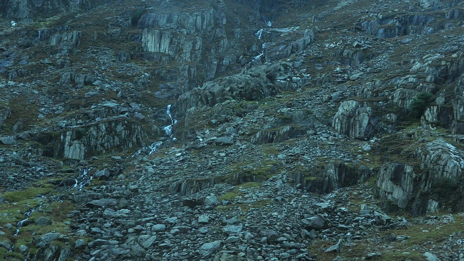 Versant rocheux du col de Llanberis, dans le massif de Snowdonia.