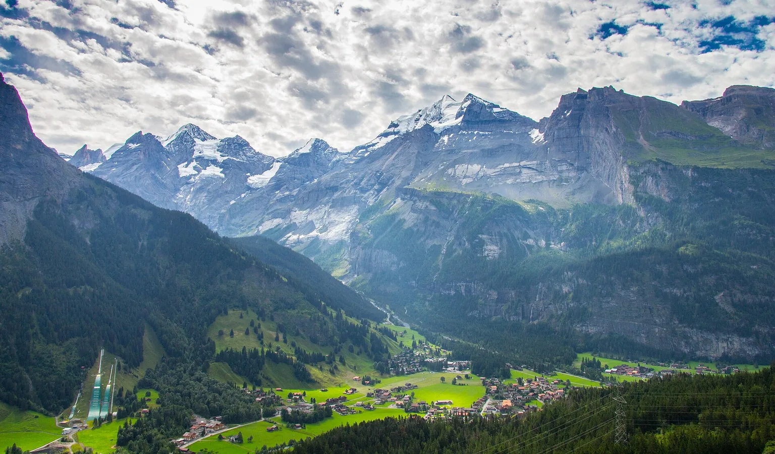 Vallée de Kandersteg face aux massifs de Blüemlisalp et Doldenhorn.